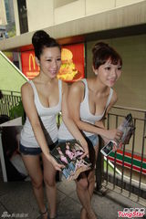 组图：香港嫩模亲吻互摸胸部 香吻夹击过路老翁