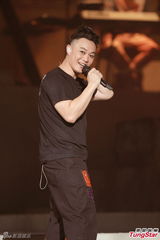 组图：陈奕迅演唱会化浓妆 搞怪献唱掀高潮