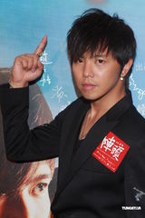 组图：柯有伦携《阵头》杀到香港 张学友曾志伟撑场