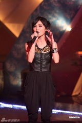 组图：《劲歌金曲》录像 阿Sa黑色皮胸衣亮相献歌