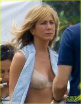 组图：43岁安妮斯顿新片片场豪放露内衣