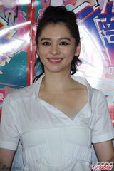 组图：徐若瑄简洁装扮亮相 紧身热裤秀长腿