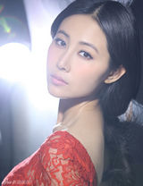 组图：李芯逸最新靓丽写真 彰显高贵典雅气质