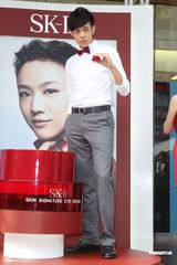 组图：锦荣谈嫩模顾左右而言他 暗示jolin眼睛漂亮