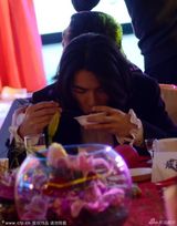 组图：关之琳穿深V礼服现身年会 萧敬腾狂吃