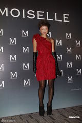 组图：陈慧琳蕾丝装优雅 徐濠萦单肩裙配皮手套