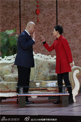 组图：央视春晚郭冬临牛莉小品《人到礼到》