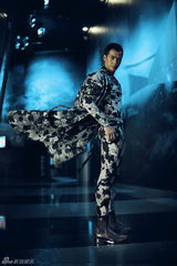 组图：何晟铭写真变身玩酷绅士 显美型男气质