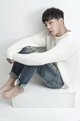 高清图：韩星安圣浩花美男大片干净明朗