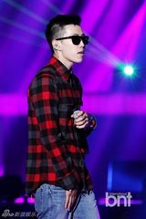 组图：朴宰范等参加HIPHOP音乐节引爆火热现场