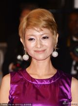 组图：《如父如子》戛纳首映 真木阳子撞色抢眼