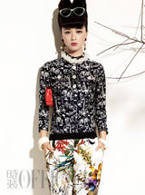 组图：蒋欣烈焰红唇演绎时尚妆容