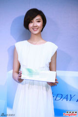 组图：桂纶镁长裙亮相代言优雅文静