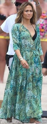 组图：洛佩兹拍新歌MV男友监场 绿色长裙秀美胸