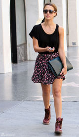 组图：杰西卡-阿尔芭街拍短裙秀美腿