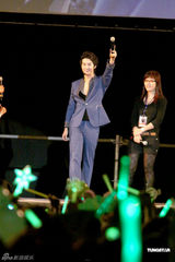 组图：SS501成员金亨俊独自赴台 与粉丝玩爱的抱抱 