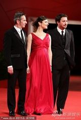 《后事》首映 女星泽格斯挺大肚与导演恩爱现身(图)