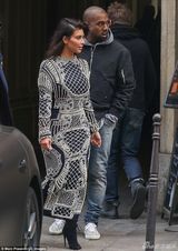 组图：卡戴珊携老公街头秀甜蜜 粽子装难掩肉感