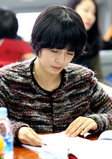 组图：《九家之书》台词排练 李胜基秀智默契