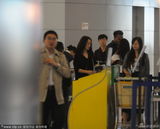 组图：杨钰莹黑裙黑袜秀美腿 挎名包溜达无人识