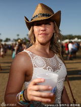 组图：加州音乐节比基尼辣妹抢眼 情侣激情热吻