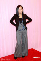 幻灯图：邓萃雯设宴答谢剧组成员 黎耀祥感激爱妻