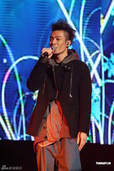 组图：毛宁林忆莲领衔音乐会 《你是我的眼》秀歌技