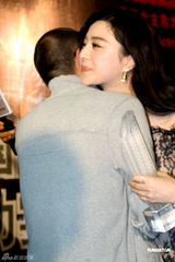 组图：范冰冰庆功宴洒热泪 现场大方派送拥抱