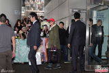 高清组图：韩团SHINee抵达香港 潮装步出机场