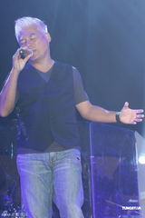 组图：巫启贤为新专辑开唱 30日将出席大炳追思会