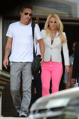 组图：布兰妮粉红紧身牛仔裤秀身材