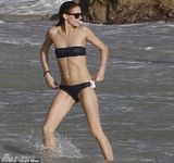 组图：社交名媛巴勒莫身材缩水 比基尼现飞机场