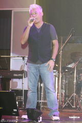 组图：巫启贤为新专辑开唱 30日将出席大炳追思会