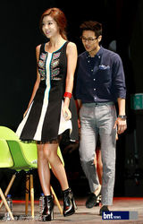 组图：朴寒星金基石等出席新片《两个月亮》发布会