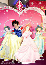 幻灯：模特陈嘉宝化身白雪公主 挑选迪斯尼小公主