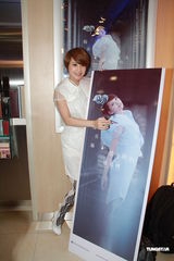 组图：杨丞琳香港会粉丝 预告年底进驻红馆