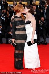 组图：约瑟芬透视装近全裸 和爆乳女星热辣深吻