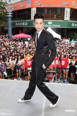 组图：比莉姐护子自曝闪婚周汤豪否认