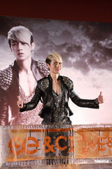 组图：魏晨发新专辑《破晓》 半熟潮男装扮热舞