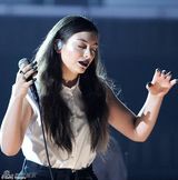 组图：洛德黑衣墨镜现身天使城 成熟超实际年龄