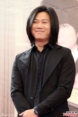 组图：五月天阿信幽默安抚媒体 发福俊颜不再