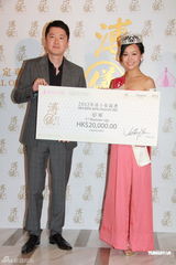 组图：香港小姐出席颁奖活动 将与刘德华合作