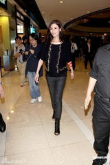 组图：李嘉欣大腹便便出席活动 透露要剖腹产