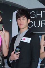 组图：李治廷做代言获产品折扣 恭喜卫诗再战乐坛 