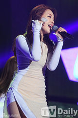 组图：宋智孝Gary助阵颁奖 女团性感热唱