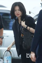 组图：李英爱赴服装展 现身机场头发凌乱