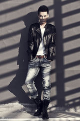 组图：《圣天门口》热播 程皓枫帅气皮衣写真