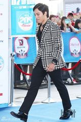 组图：神话李孝利等亮相20代选择颁奖礼蓝地毯