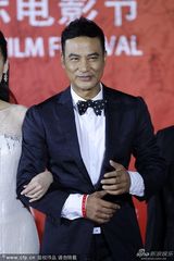 组图：黄圣依白裙清丽 获甄子丹任达华左右护花