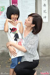 组图：贾静雯拍戏展母爱 不敌岁月脸上现皱纹